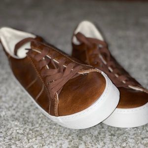 Men’s Old Navy dock shoes.